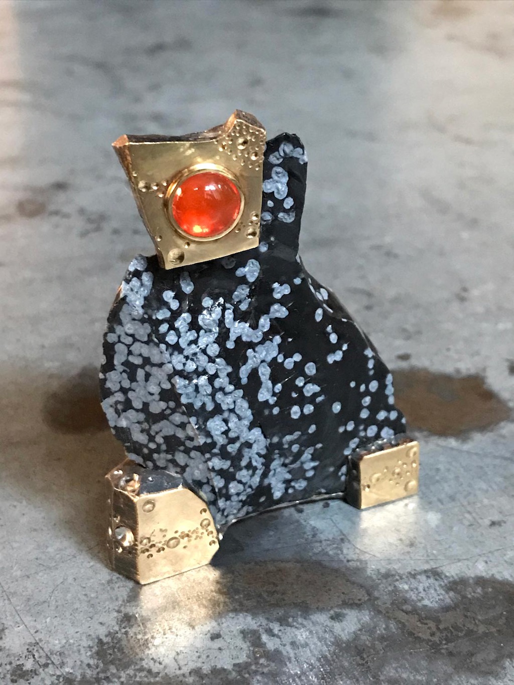 R_sculpture-brooch-Veilleur-du-feu-de-passion_M-Spreng_10-20