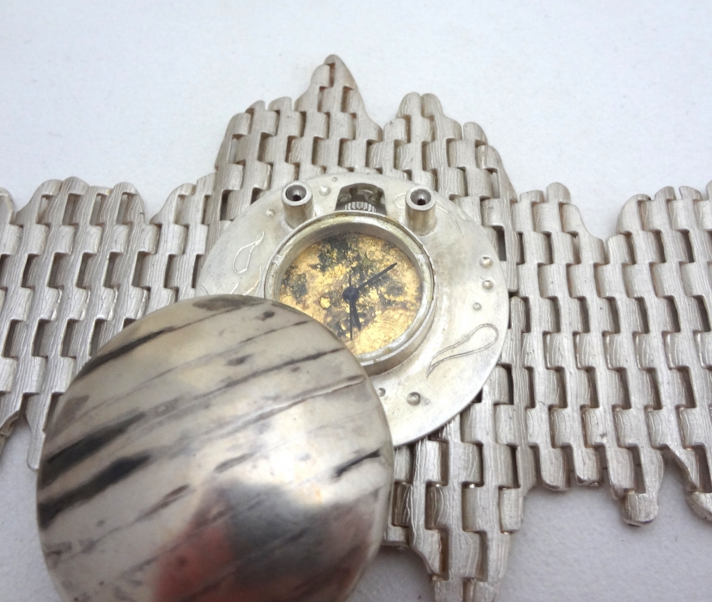 maeda watch open3.jpg