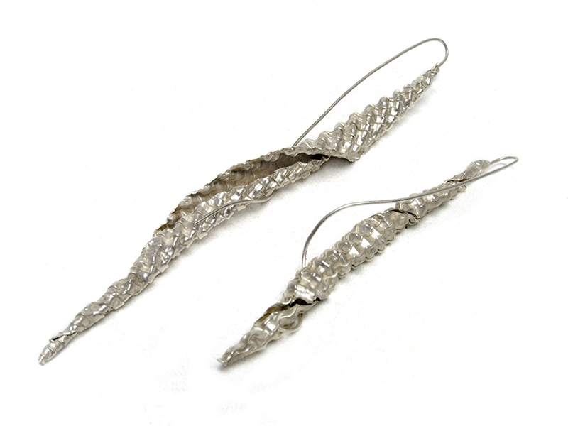 EidC_Earrings_TwoPods_w.jpg EidC_Earrings_TwoPods_w.jpg