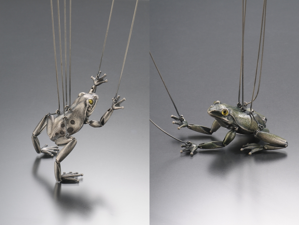 TozukaY_Necklaces_MarionetteFrogs_Kaeru-chan_Kaeru-kun_Detail.jpg