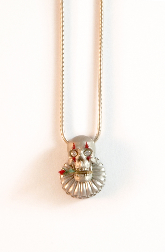 LilotK_Pendant_JesterSkull_WhiteGoldDiamonds_WithRose.jpg