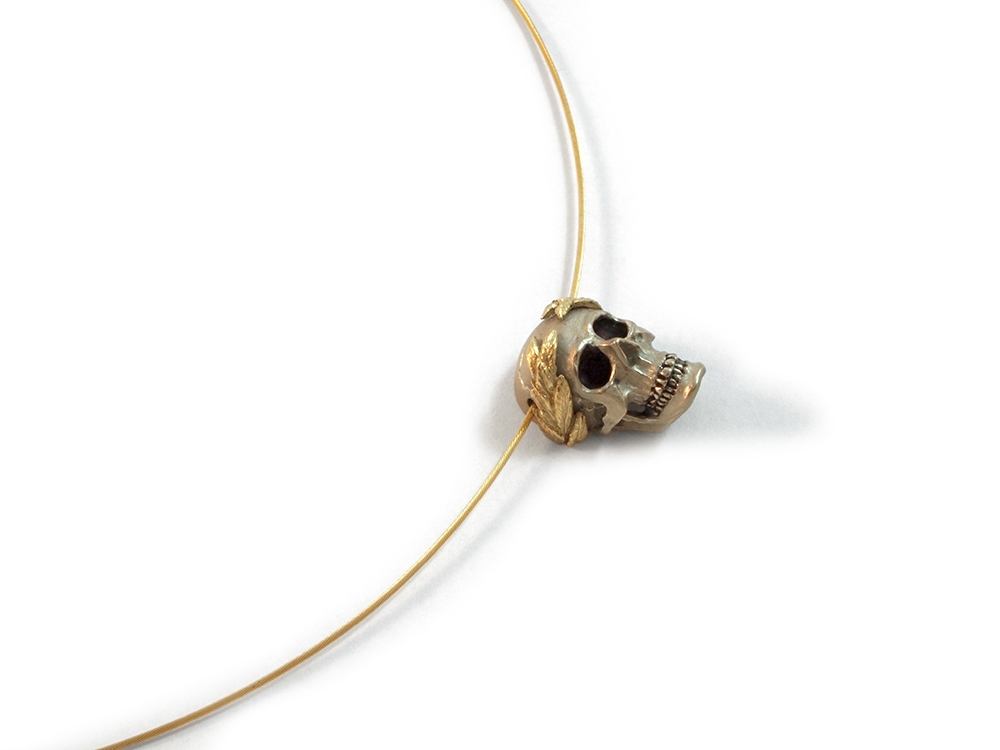 LilotK_Pendant_SkullLaurels_SilverYellowGold_w.jpg LilotK_Pendant_SkullLaurels_SilverYellowGold_w.jpg