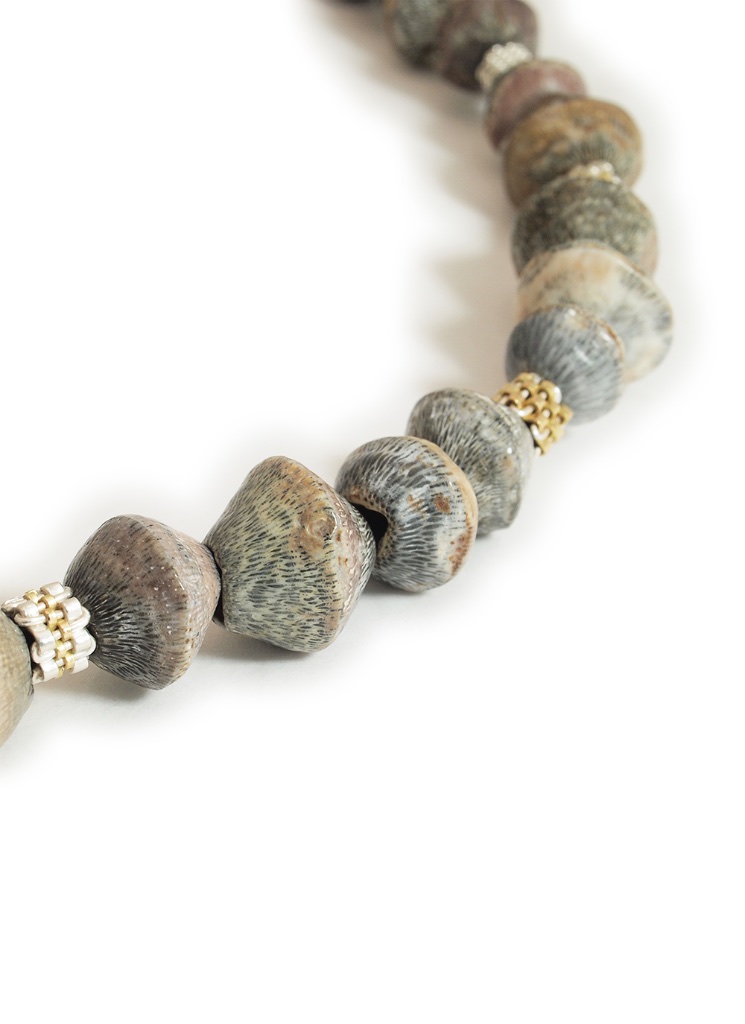 HanneBehrens_GreyNecklaceDetail.jpg
