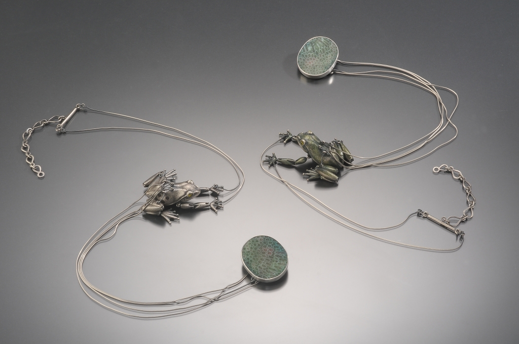 TozukaY_Necklaces_MarionetteFrogs_Kaeru-chan_Kaeru-kun.jpg